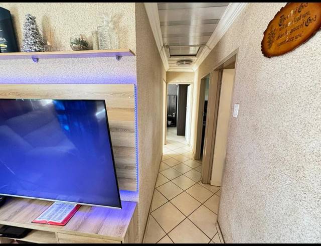 3 BEDROOM HOUSE FOR SALE IN ROSSLYN